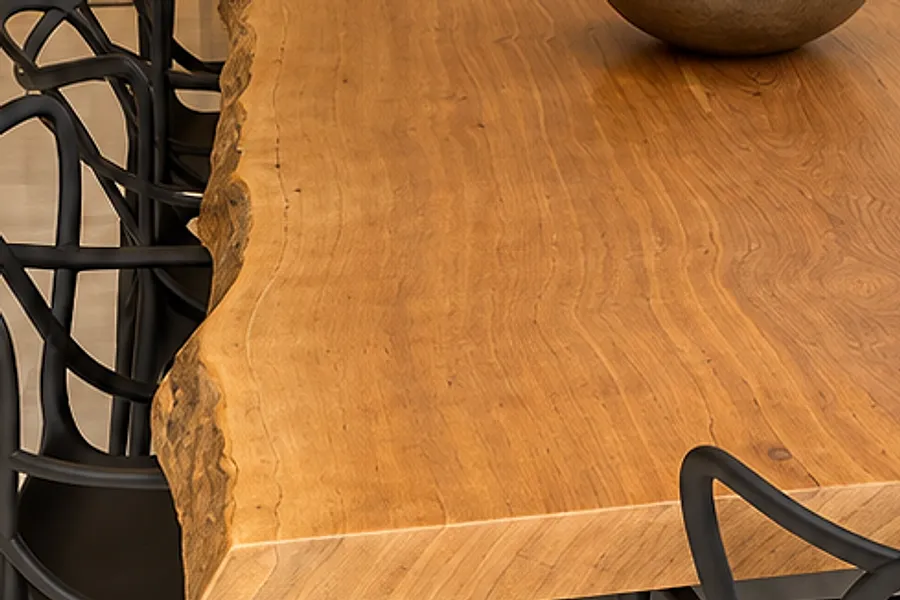 Borda orgânica em área gourmet: a lateral irregular contrasta com a arquitetura reta (imagem ilustrativa)