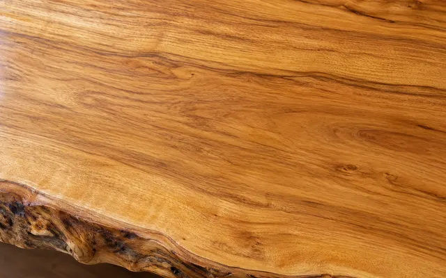 Tampo de cerejeira visto de perto, com acabamento a óleo e borda natural (imagem ilustrativa)
