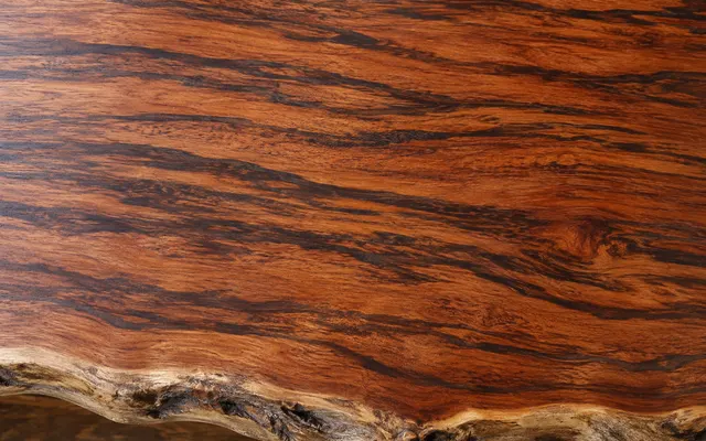 Tampo de muiracatiara visto de perto, com acabamento a óleo e borda natural (imagem ilustrativa)