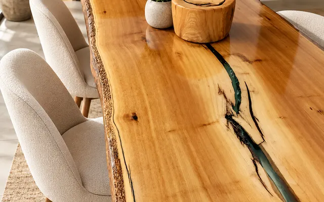 Tampo de prancha natural com veio de resina verde translúcida e cadeiras estofadas (imagem ilustrativa)